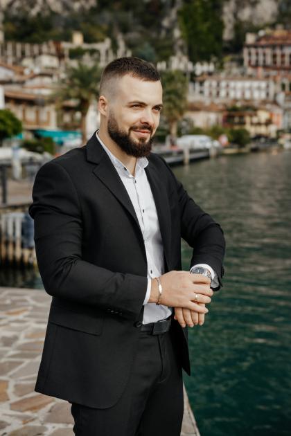 Alexandru &V ictoria