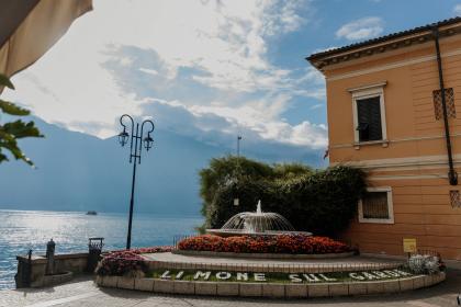 Alexandru &V ictoria