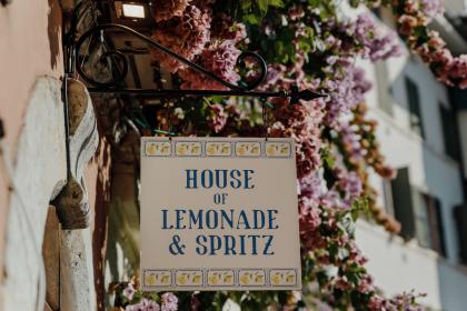 Alexandru &V ictoria